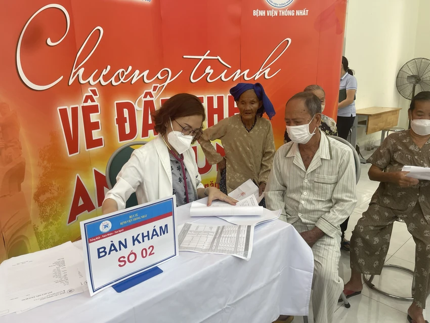 Khám bệnh, phát thuốc và tặng quà cho 100 bệnh nhân Khám bệnh, phát thuốc và tặng quà cho 100 bệnh nhân