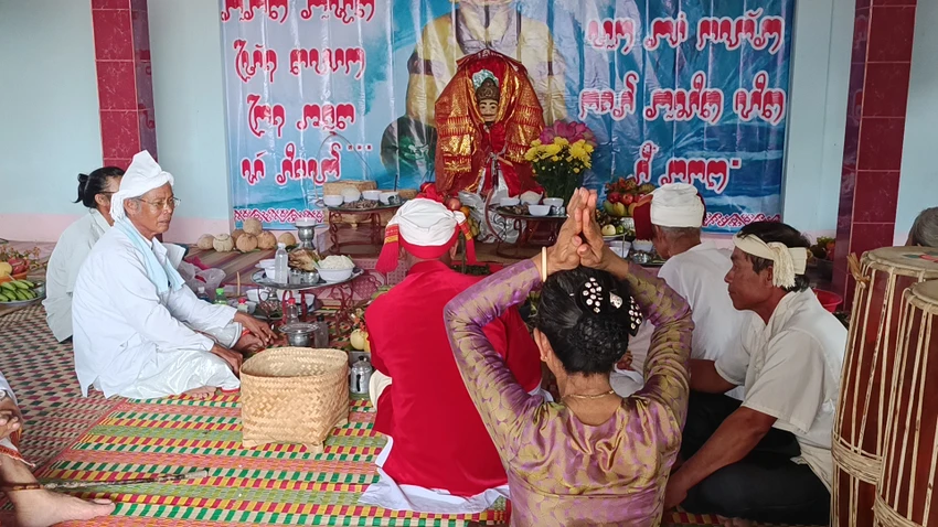Nếu nói lễ hội lớn nhất của cộng đồng Chăm theo tôn giáo Balamon (Chăm Ahier), là lễ Katê; lễ Ramuwan của đồng bào Chăm Bàni (Awal) và Hồi giáo thì Rija Nagar là sự hoà hợp tất cả cộng đồng Chăm. Ảnh: NÚI XANH Nếu nói lễ hội lớn nhất của cộng đồng Chăm theo tôn giáo Balamon (Chăm Ahier), là lễ Katê; lễ Ramuwan của đồng bào Chăm Bàni (Awal) và Hồi giáo thì Rija Nagar là sự hoà hợp tất cả cộng đồng Chăm. Ảnh: NÚI XANH