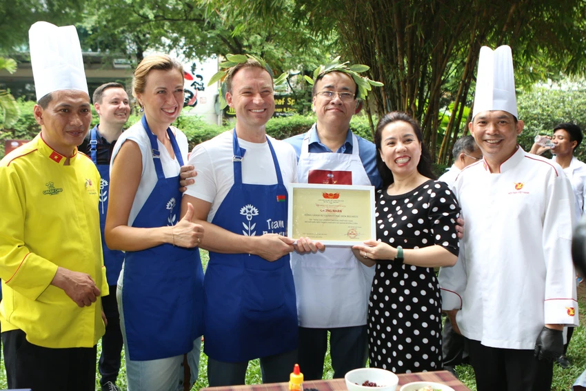 Bà Phạm Trần Thanh Thảo, Phó Giám đốc Sở Ngoại vụ trao giấy chứng nhận cho đoàn lãnh sự Belarus