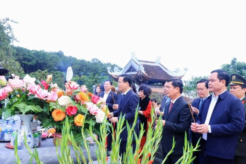 Chủ tịch nước Võ Văn Thưởng dâng hương tưởng niệm Chủ tịch Hồ Chí Minh tại Đền Chung Sơn, Nghĩa Đàn, Nghệ An.jpg