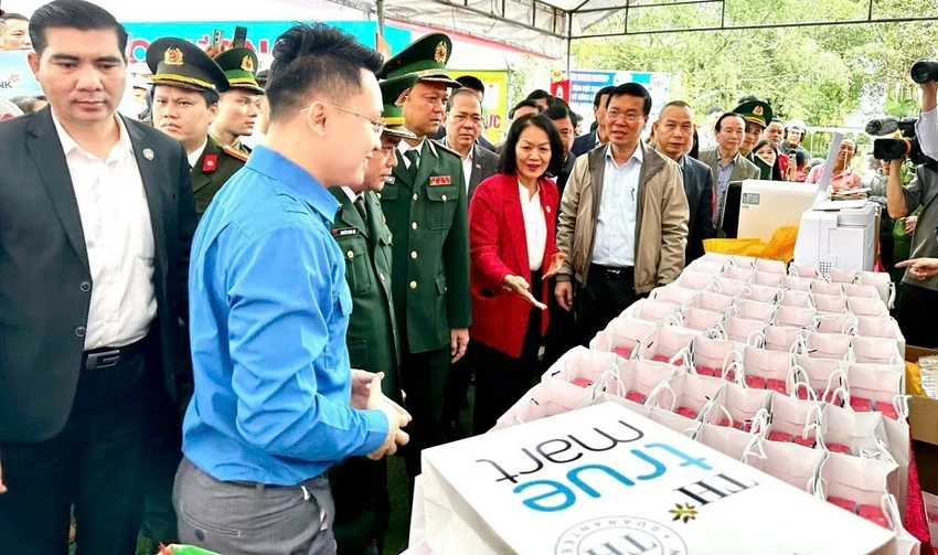 Chủ tịch nước Võ Văn Thưởng đi thăm các gian hàng và tham gia các hoạt động văn hóa, văn nghệ tại phiên chợ Tết nhân ái 2024 tại huyện miền núi Thanh Thủy, Thanh Chương, Nghệ An ngày 17-1.jpg