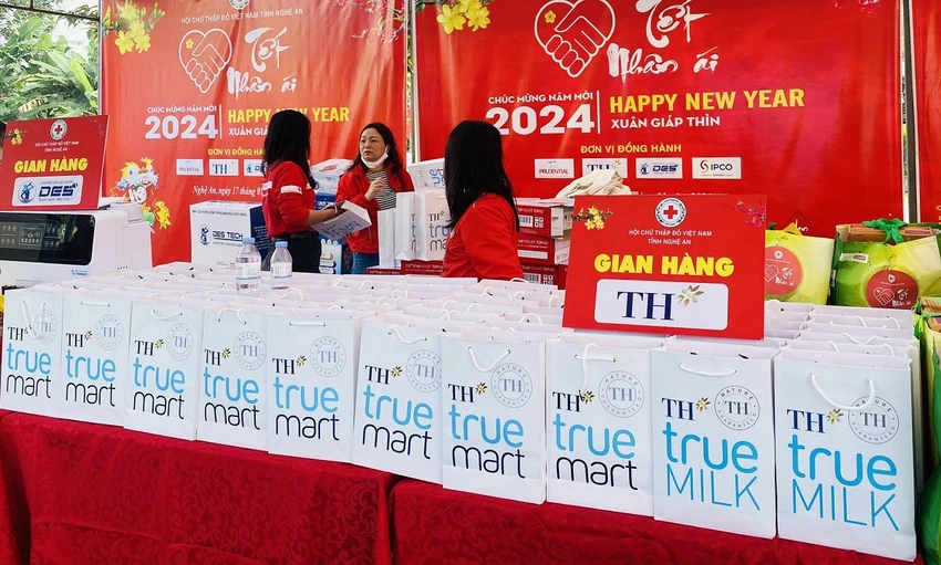 Những sản phẩm từ sữa tươi sạch TH true MILK và đồ uống tốt cho sức khỏe của Tập đoàn TH tại các phiên chợ 0 đồng trong chương trình Tết nhân ái.jpg