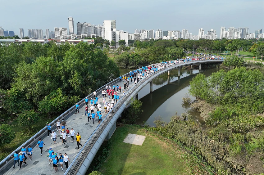 Đoàn người đi qua cầu Ánh Sao, hồ Bán Nguyệt, Phú Mỹ Hưng.jpeg