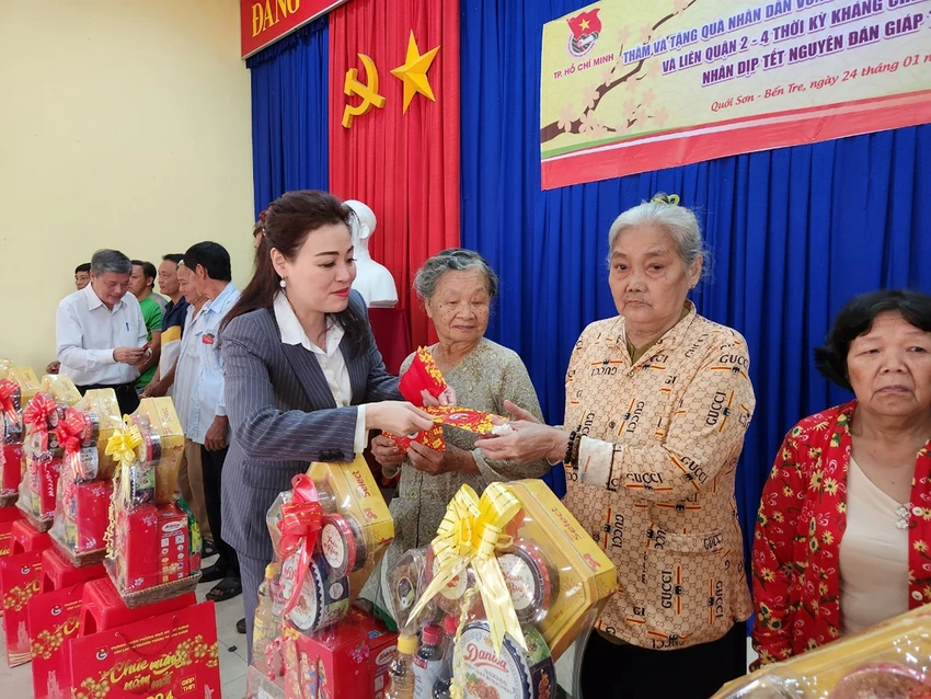 Bà Huỳnh Lan Phương, Phó TGĐ Công ty VWS trao quà tết và lì xì cho bà con.jpg