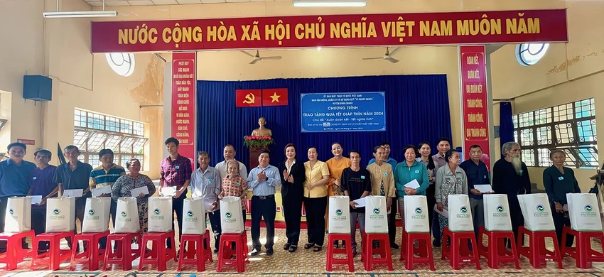 Trao quà Tết cho người dân ở 3 xã Phong Phú, Qui Đức, Đa Phước.jpg