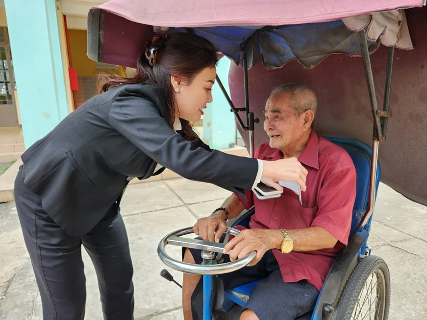 Bà Huỳnh Lan Phương gửi thêm phần quà nhỏ của riêng bà cho ông Thanh Tùng.jpg