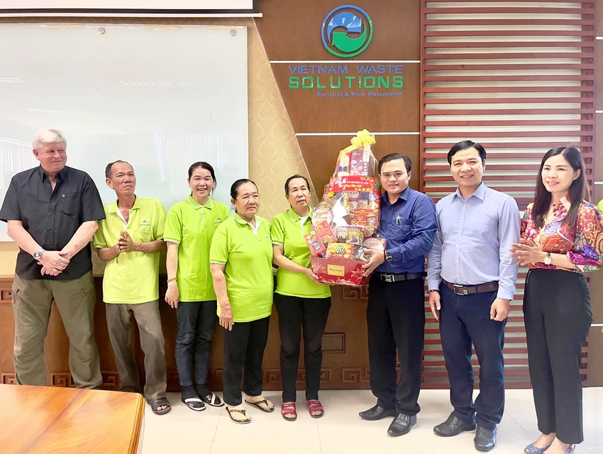 Ông Cao Thanh Bình, Trưởng Ban Văn hóa Xã hội HĐND TP.HCM tặng quà tết cho chuyên gia và người lao động Công ty VWS.jpg