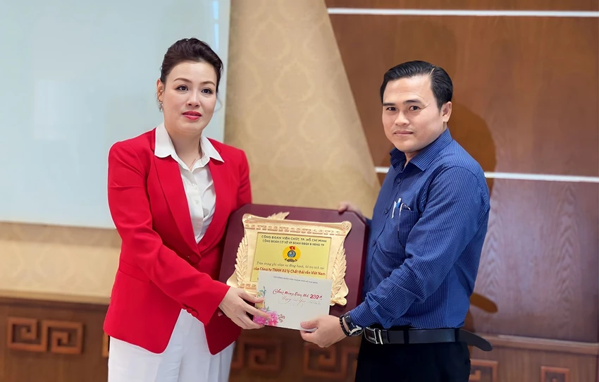 Bà Huỳnh Lan Phương nhận kỷ niệm chương & thiệp chúc tết từ ông Cao Thanh Bình, Trưởng Ban Văn hóa Xã hội HĐND TP.HCM.jpg