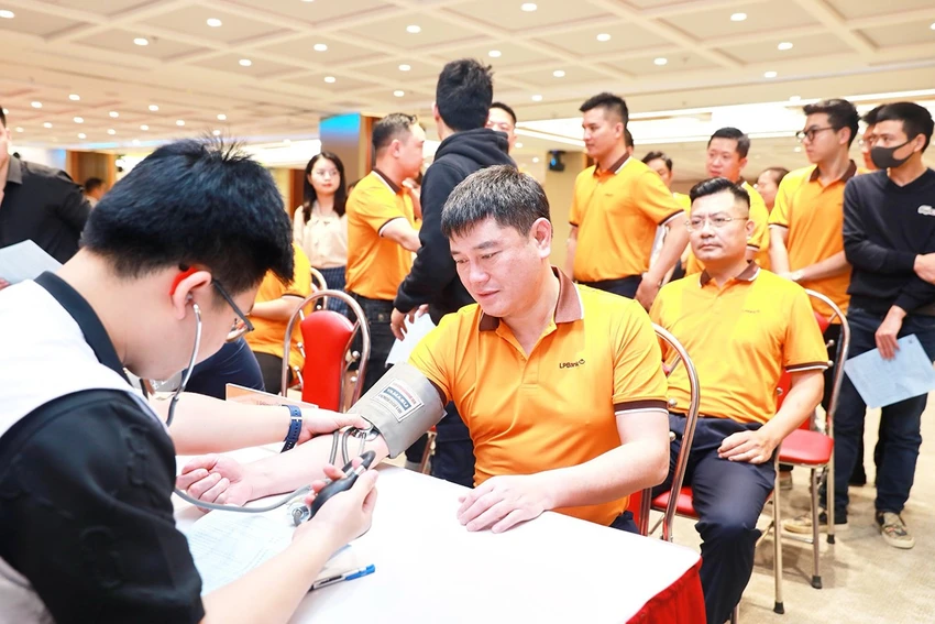 Chủ tịch HĐQT LPBank, ông Nguyễn Đức Thụy tham gia hiến máu tại Ngày hội hiến máu tình nguyện 2024.jpg