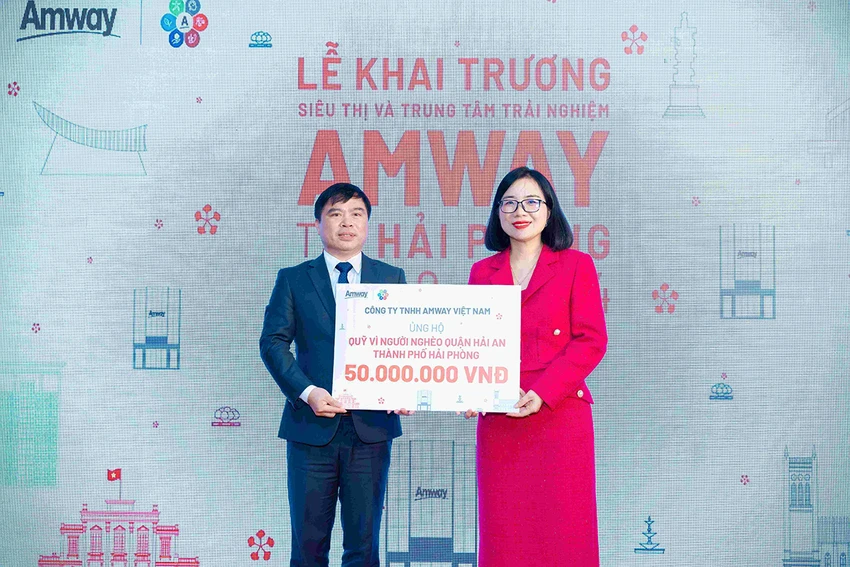 Amway trao tặng 50 triệu đồng cho Quỹ Vì người nghèo của quận Hải An, Hải Phòng.jpg
