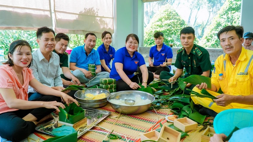 Nhiều lực lượng tham gia nấu bánh chưng tặng quà Tết.jpg