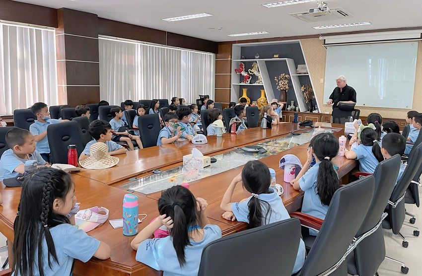 Ông Kevin Moore, Giám đốc Điều hành Công ty VWS giối thiệu về việc thành lập & vận hành Khu Liên hợp xử lý chất thải Đa Phước.jpg