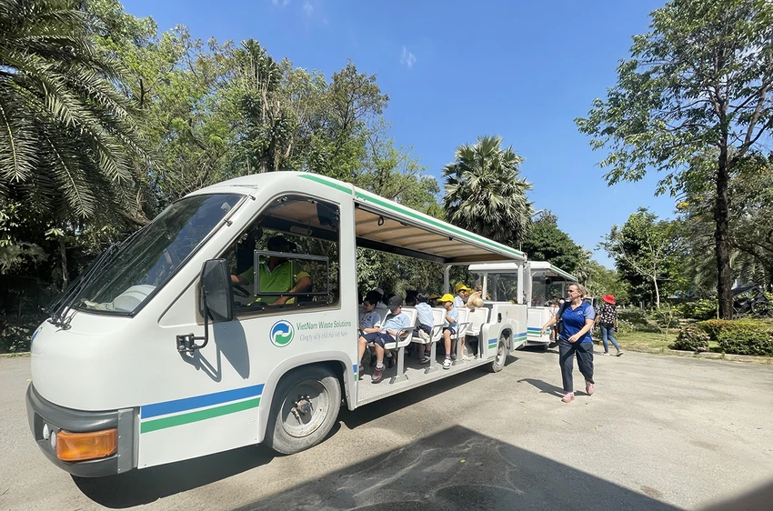 Các em học sinh vô cùng thích thú khi tham quan vườn thú mini trong Khu Liên hợp xử lý chất thải Đa Phước.jpg