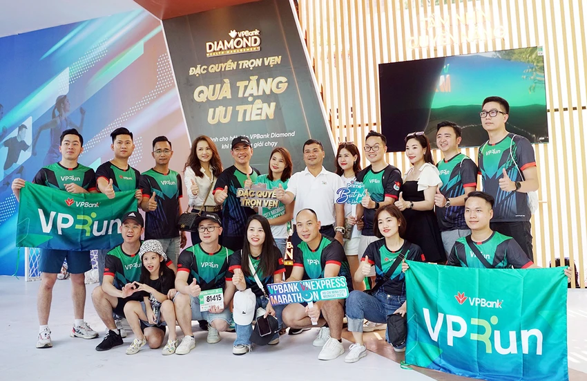 Các VĐV thuộc CLB VPRun tại gian hàng VPBank.jpg