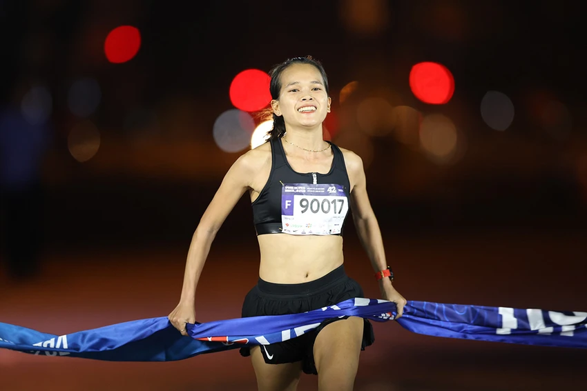 Hồng Lệ bảo toàn ngôi quán quân ở mùa giải năm nay.jpg