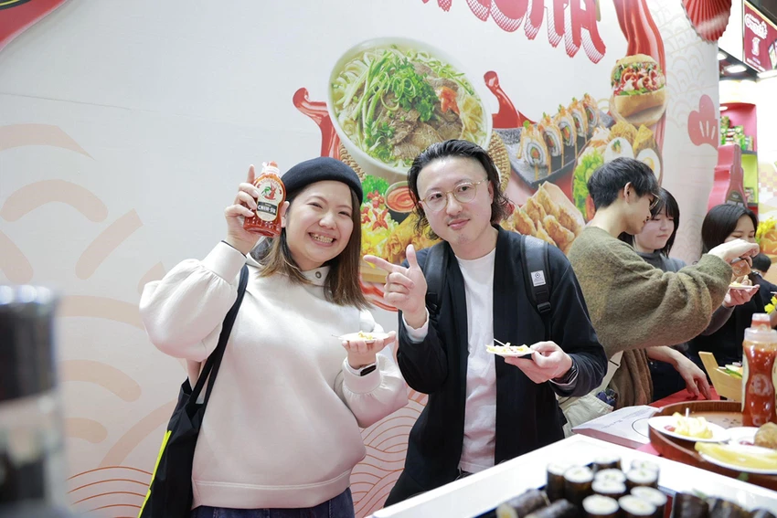 Vị cay thách thức của tương ớt Sriracha khiến không ít thực khách phải suýt xoa.jpg