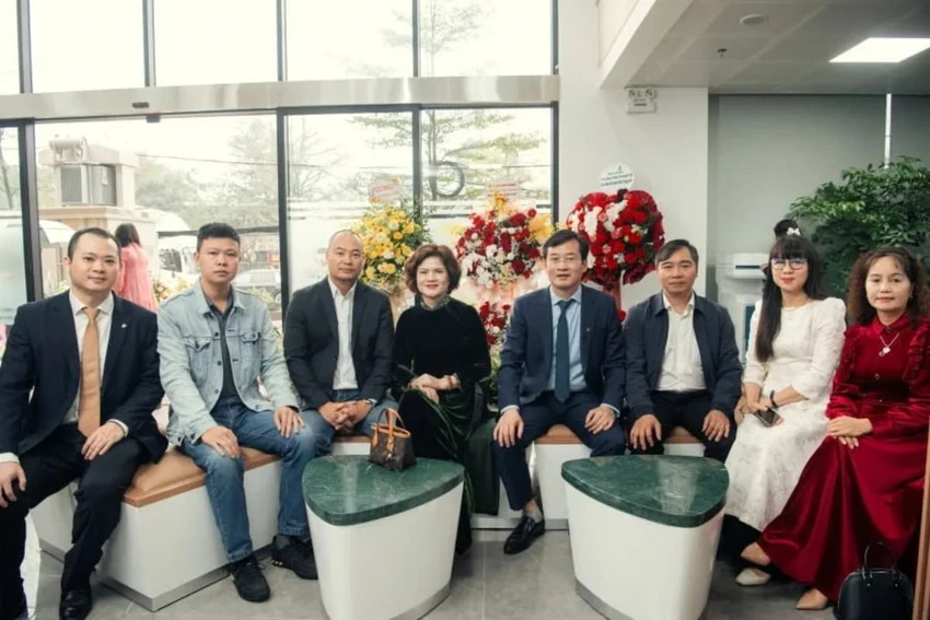 Khách hàng trên địa bàn đến thăm quan và trải nghiệm sản phẩm, dịch vụ của Vietcombank.jpeg