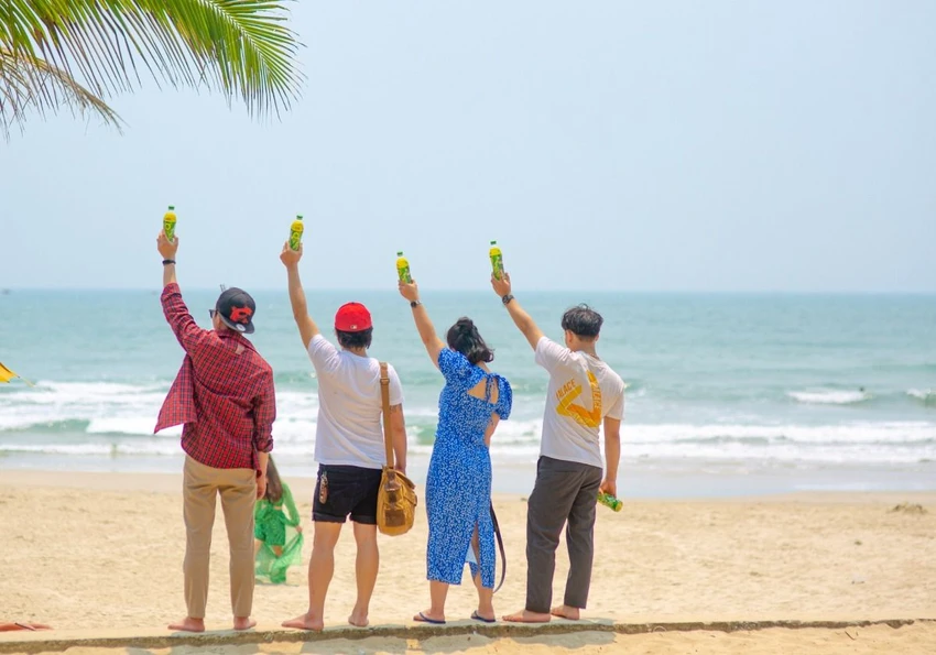 Tận hưởng “vitamin sea” và giải nhiệt cuộc sống với Trà Xanh Không Độ là hoạt động yêu thích của người trẻ trong ngày nắng nóng.jpg