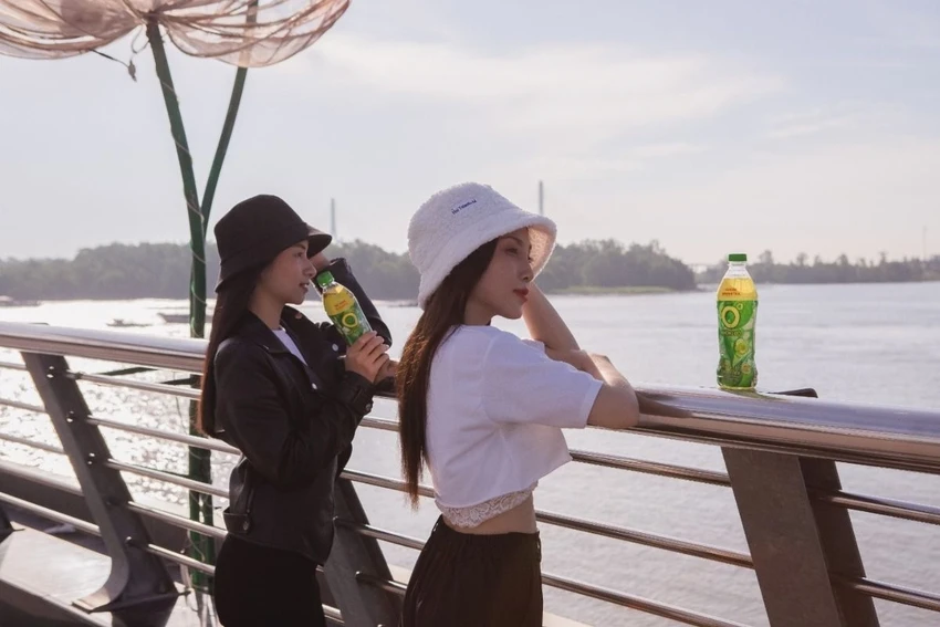Trà Xanh Không Độ với EGCG và vitamin C đang là thức uống được hàng triệu người trẻ yêu thích và lựa chọn để xua tan căng thẳng mệt mỏi trước áp lực công việc và thời tiết nắng nóng.jpg
