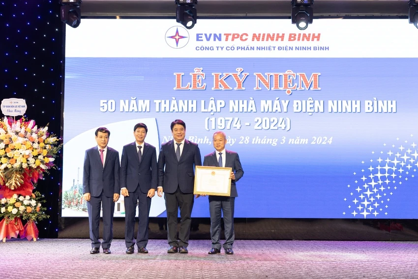 Đồng chí Nguyễn Anh Tuấn – TGĐ EVN trao Bằng khen của UBQLV Nhà nước cho tập thể EVNTPC Ninh Bình.jpg