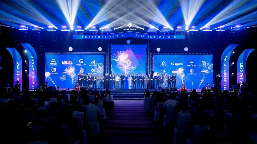Đại diện Charm Group cùng 16 đơn vị phân phối ký kết hợp tác chiến lược.jpg