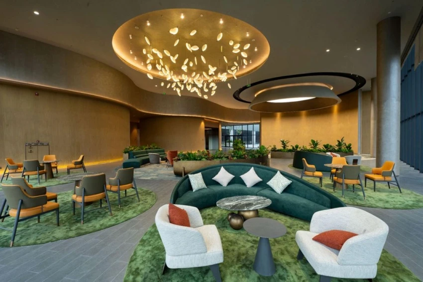 Khu vực tiếp khách sang trọng và giàu tính nghệ thuật tại The Galleria by Masterise Homes.jpg