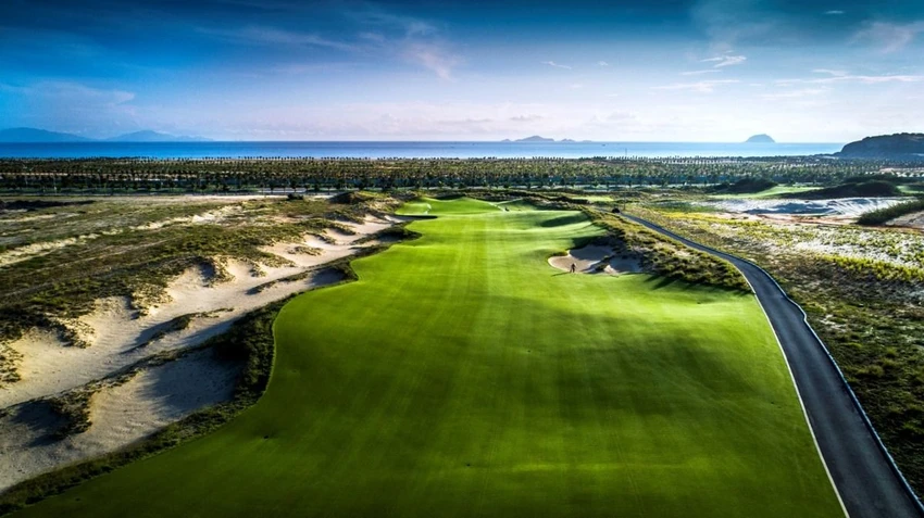 Sân golf 27 lỗ tiêu chuẩn quốc tế, mang đến cho những người đam mê golf những trải nghiệm đẳng cấp.jpg
