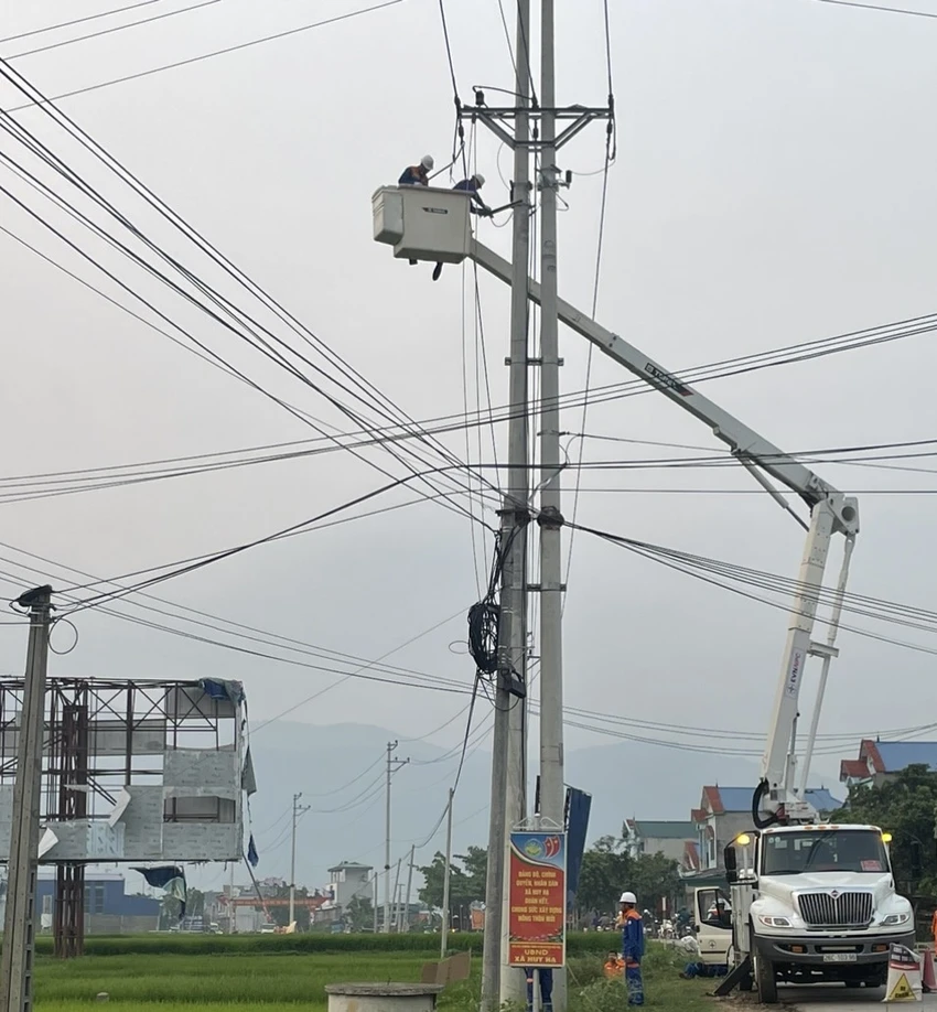 Các đơn vị của EVNNPC đang tích cực khắc phục sự cố điện do mưa lớn gây ra.jpg