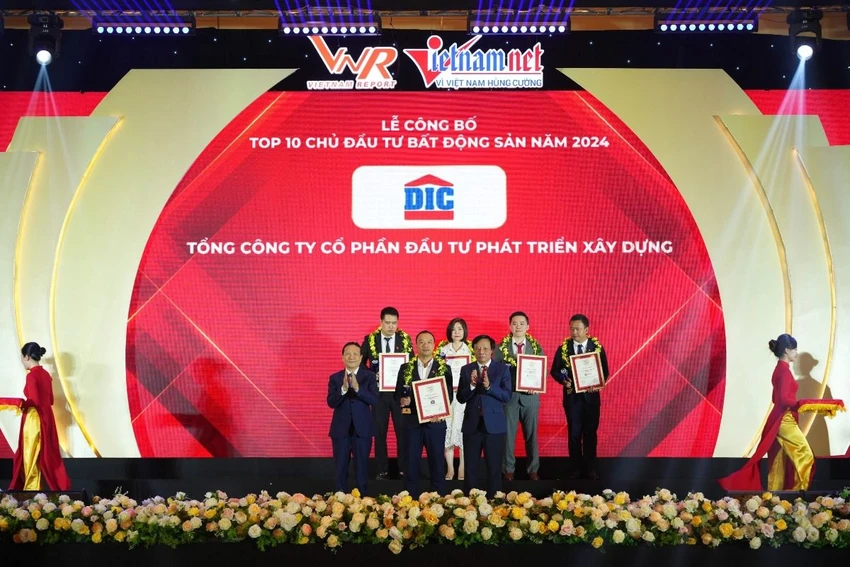 Đại diện Tập đoàn DIC nhận giải thưởng Top 10 Chủ đầu tư Bất động sản năm 2024.jpg