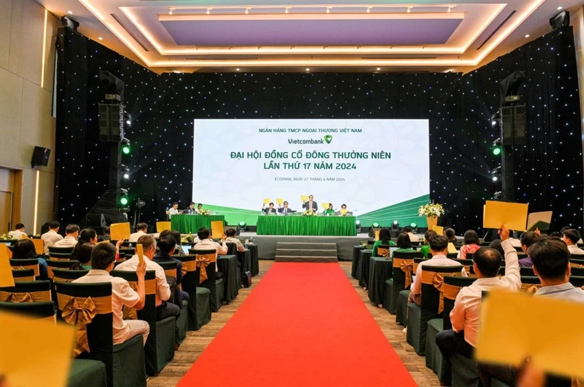 Ban Chủ toạ và các cổ đông biểu quyết thông qua các nội dung họp.jpeg
