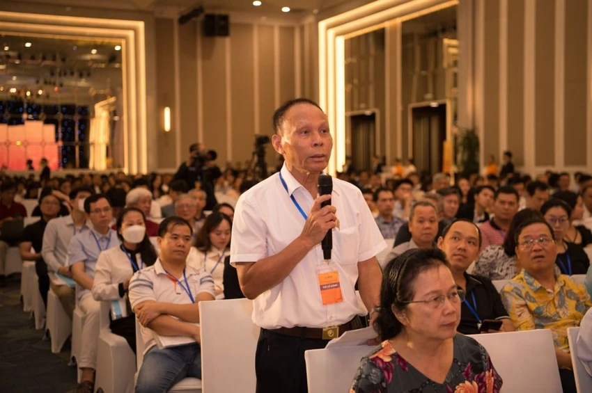 Cổ đông đặt câu hỏi và đóng góp ý kiến tại đại hội.jpg