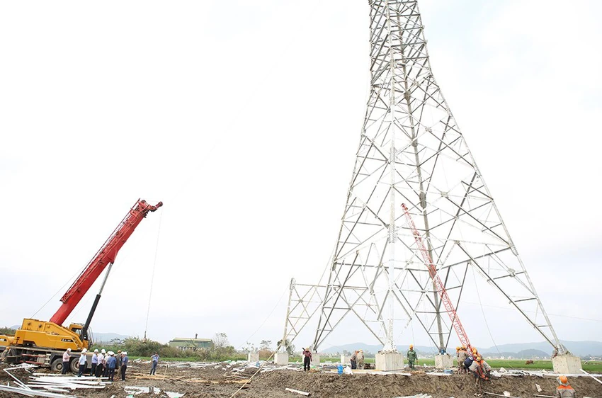 Thi công dựng cột Đường dây 500 kV mạch 3 Quảng Trạch - Phố Nối với phương châm “móng không đợi cột, cột không đợi dây”.jpg