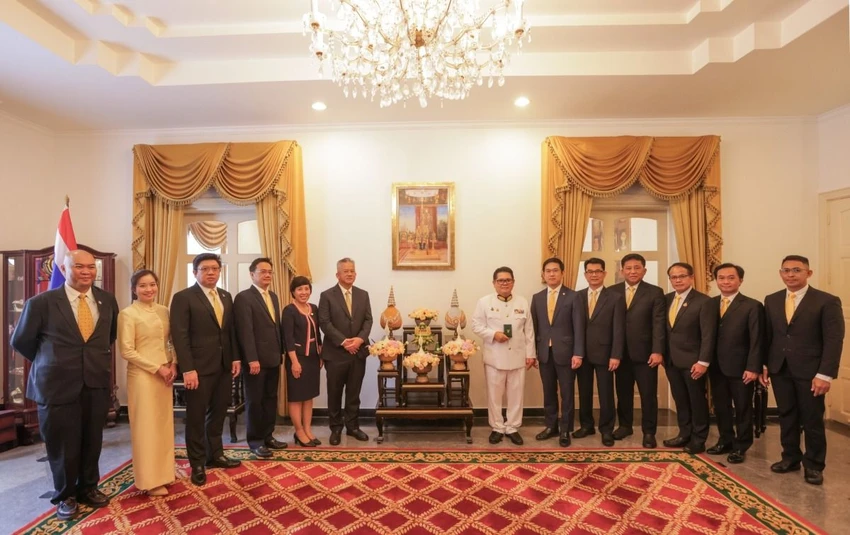 Huân chương cao quý từ Hoàng gia - The Most Admirable Order of the Direkgunabhorn do Quốc Vương Thái Lan Rama X trao tặng cho ông Ông Montri Suwanpori - Phó Chủ tịch CPF.JPG