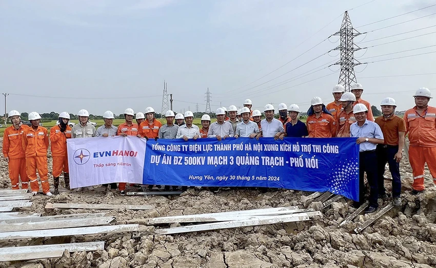 Chủ tịch HĐTV EVN Đặng Hoàng An và đoàn công tác đến vị trí 303, Dự án đường dây 500kV NMNĐ Nam Định I – Phố Nối thuộc địa bàn tỉnh Hưng Yên để thăm hỏi động viên lực lượng xung kích EVNHANOI tham gia hỗ trợ thi công.jpg