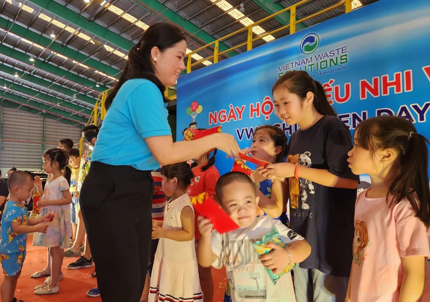 Đại diện Công đoàn Công ty VWS trao quà cho các bé.jpg