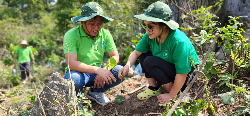 Bà Hoàng Thị Thanh Thủy - Giám đốc Phát triển bền vững Tập đoàn TH cùng tham gia trồng rừng với bà con tại xã Vân Hồ, huyện Vân Hồ, tỉnh Sơn La.jpg