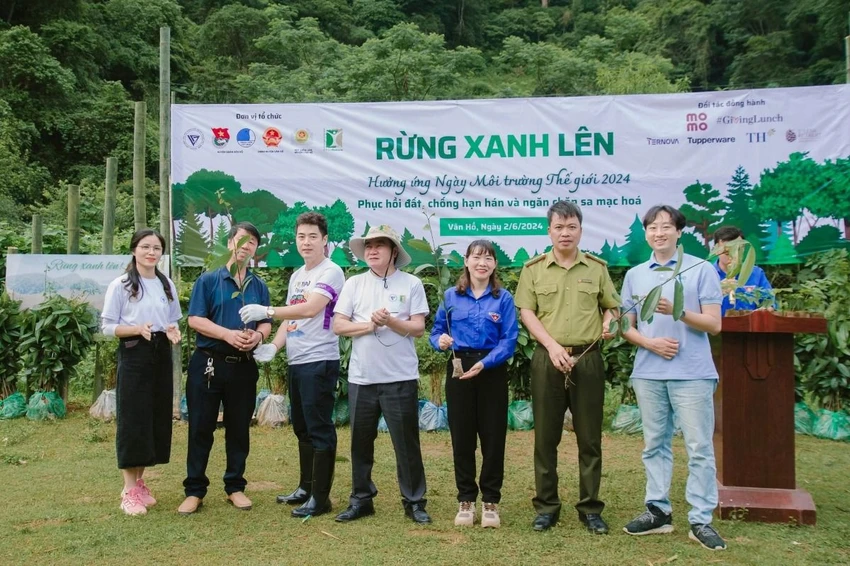 Đại diện các doanh nghiệp trao tặng cây biểu trưng cho địa phương trong lễ phát động chương trình Rừng xanh lên 2024.jpg