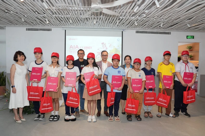 AIA Việt Nam tặng quà và học bổng cho các em học sinh có hoàn cảnh khó khăn tại TP.HCM.png