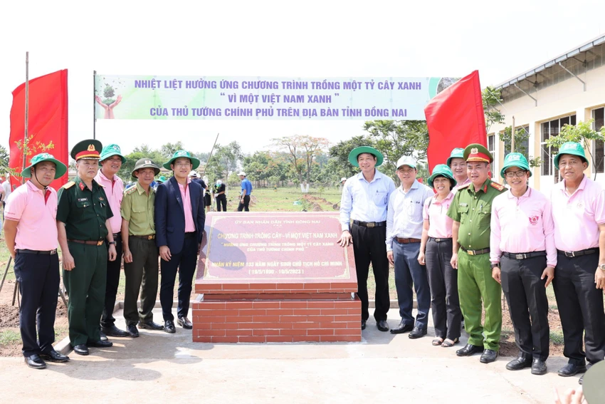 Hình tập thể lãnh đạo CPV và lãnh đạo tỉnh trong chương trình trồng cây tại Đồng Nai.JPG