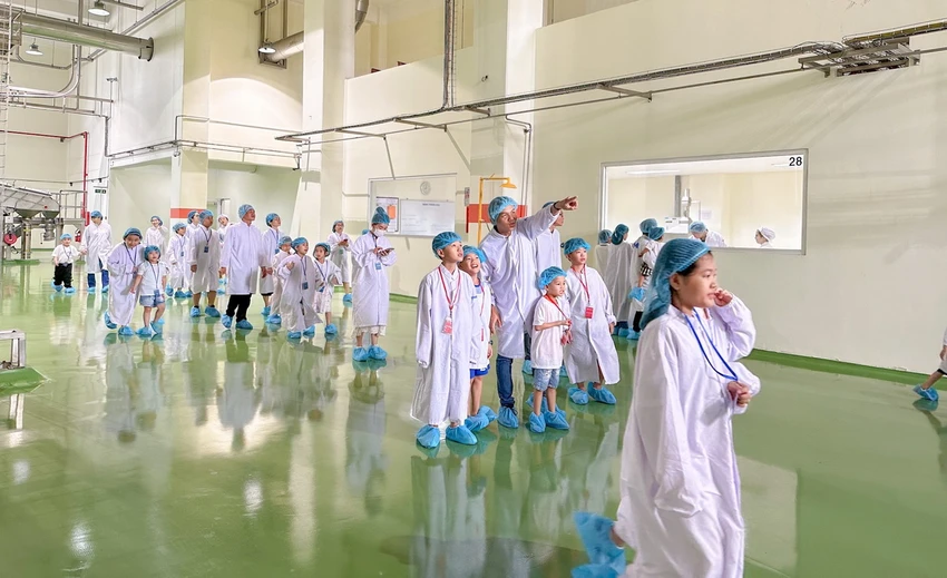 Chuyến tham quan Nhà máy sữa bột Việt Nam là một trải nghiệm rất đặc biệt của các bạn nhỏ.jpg