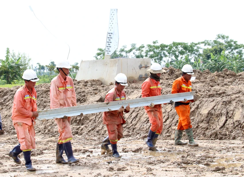 Không ngại khó, không ngại khổ, những người 'lính áo cam' đang chung sức vì dòng điện của Tổ quốc.jpg