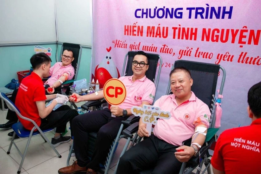 Cán bộ công nhân viên C.P. Việt Nam phấn khởi tham gia hiến máu tình nguyện.JPG