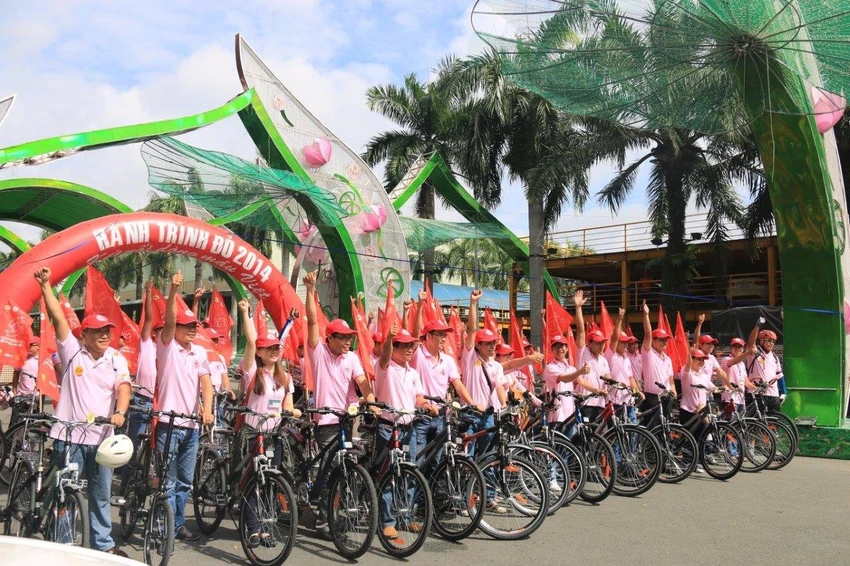 lCác tình nguyện viên áo hồng đạp xe diễu hành tại Hành Trình Đỏ 2014.JPG