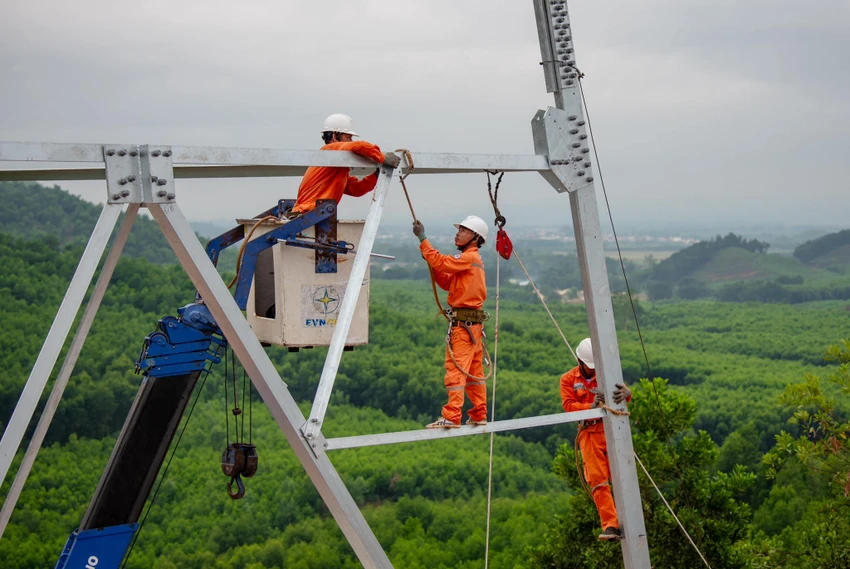 EVN đang huy động lực lượng hỗ trợ thi công đường dây 500 kV mạch 3 từ Quảng Trạch đến Phố Nối.jpg