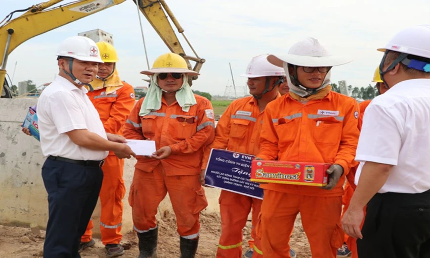 Lãnh đạo EVNNPC thăm hỏi đội xung kích hỗ trợ thi công Dự án đường dây 500kV mạch 3 Quảng Trạch - Phố Nối.png