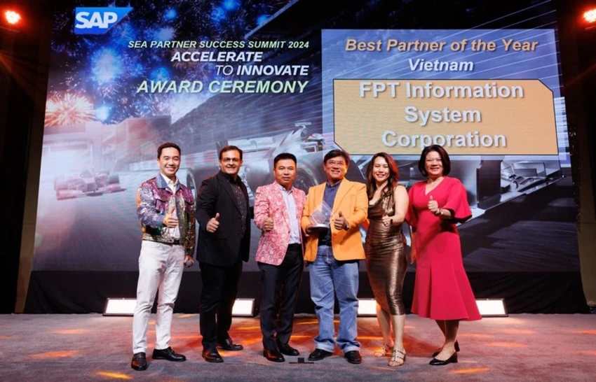 Đại diện FPT IS (trước là FPT Information System) nhận giải tại tại SAP South East Asia Partner Success Summit 2024.jpg