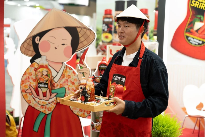 Người dân Hàn Quốc thể hiện sự hào hứng trải nghiệm các sản phẩm tương ớt ra mắt lần này của Chin-su.jpg