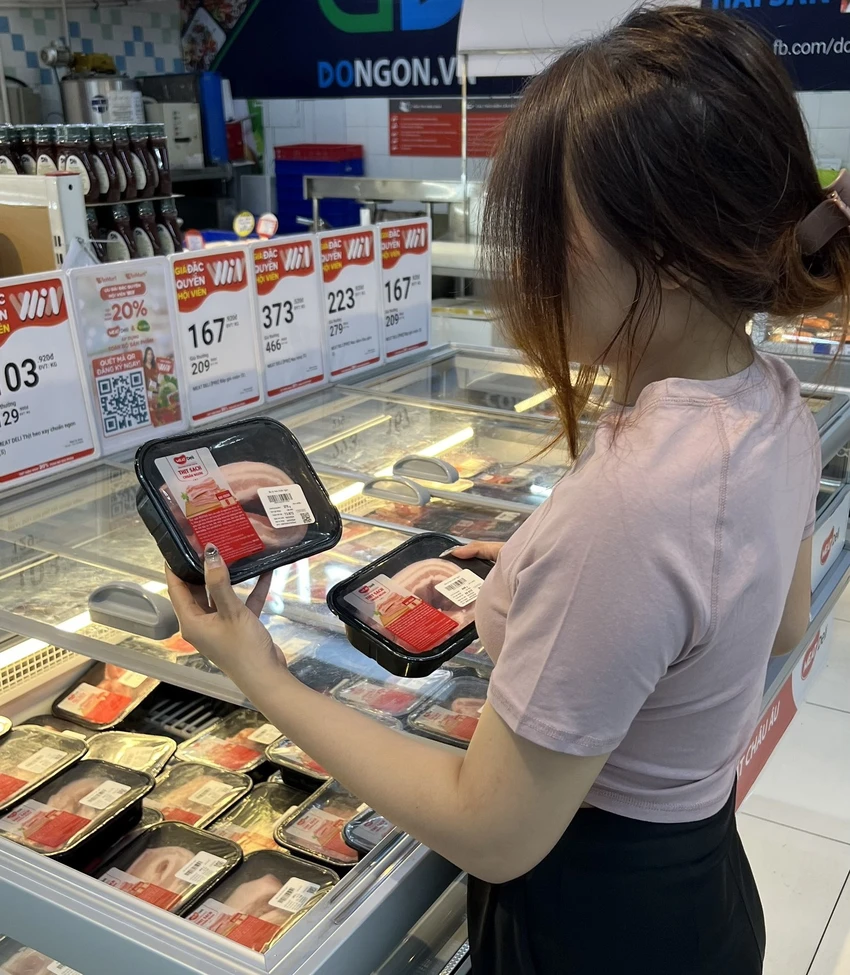 Người tiêu dùng chọn mua thịt mát MEATDeli tại hệ thống siêu thị WinMart_ WinMart+.jpg