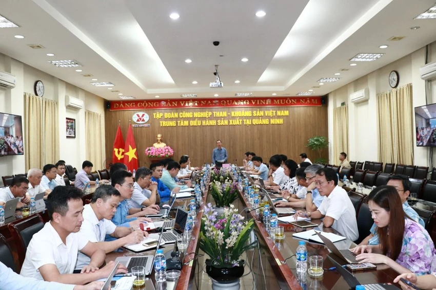 Tổng giám đốc TKV Đặng Thanh Hải chủ trì hội nghị giao ban sản xuất tháng 7.jpg