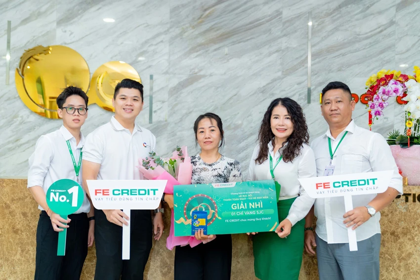Đại diện FE CREDIT trao giải nhì là một chỉ vàng SJC đến chị Thanh Thảo.jpg